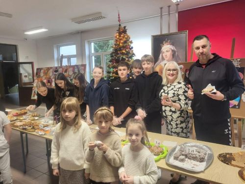 Mikołajkowy kiermasz słodkości na rzecz schroniska Azyl