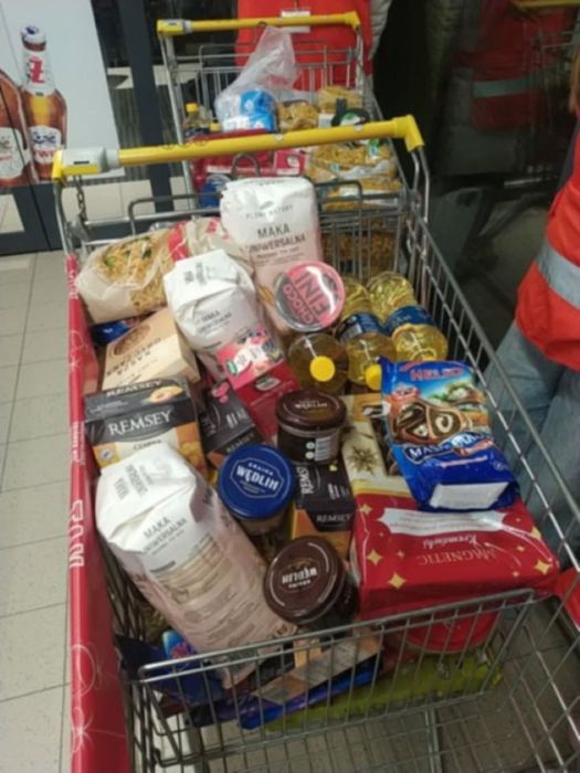 Wolontariusze pomagają z Caritas